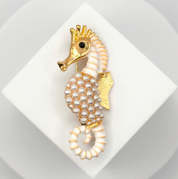Seahorse Brooch – Vintage Marine-Inspired Pin with Pearls and Crystal Accents